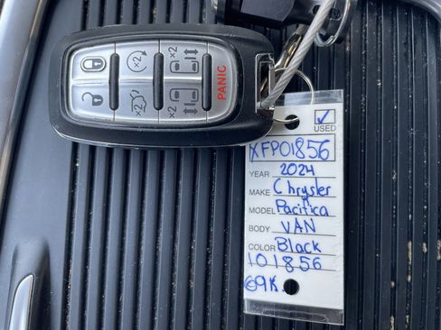 Used 2024 Chrysler Pacifica Touring-L image 18