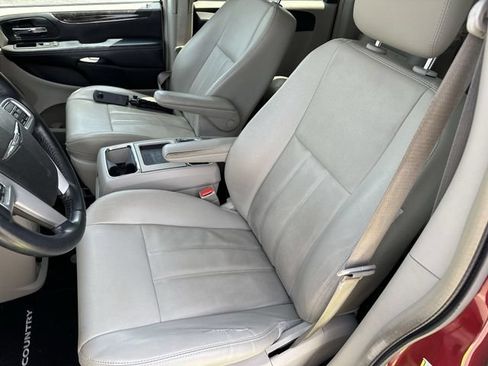 Used 2013 Chrysler Town & Country Touring FWD image 15