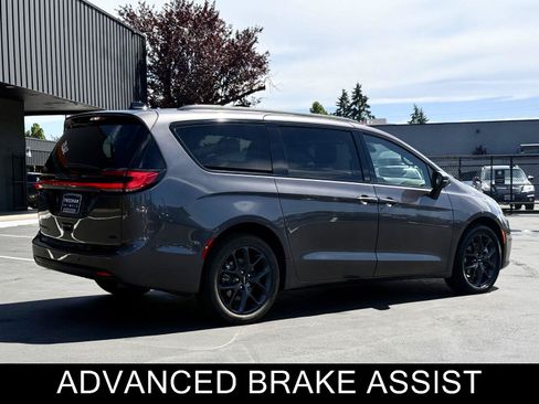 Used 2023 Chrysler Pacifica Touring-L w/ Uconnect Theater Family Group AWD/4WD image 6