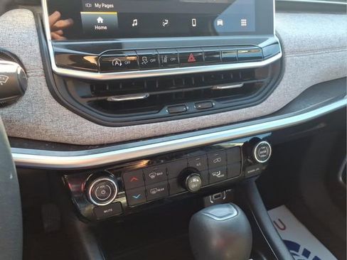 Used 2023 Jeep Compass Latitude image 18