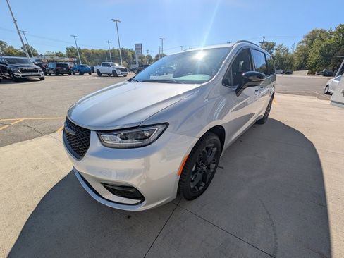 New 2026 Chrysler Pacifica Select w/ S Appearance Package image 8