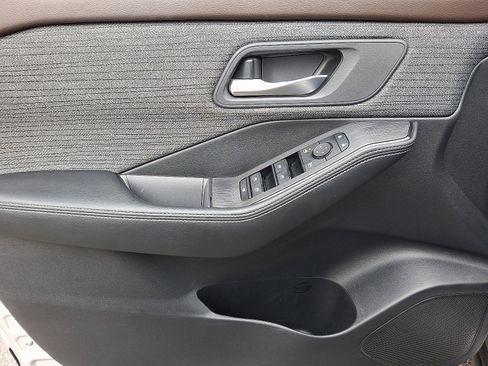 Used 2023 Nissan Rogue SV image 12