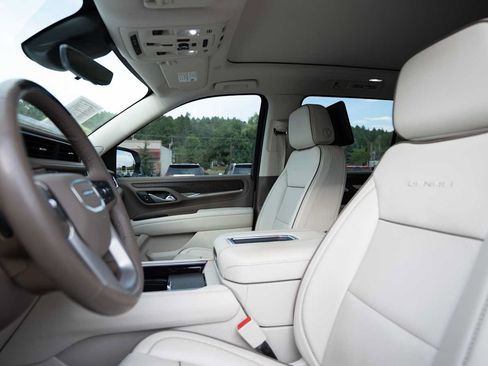 Used 2024 GMC Yukon XL Denali w/ Denali Reserve Package AWD/4WD image 11