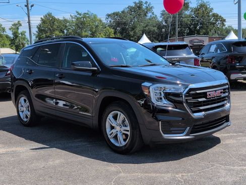 Used 2024 GMC Terrain SLE w/ Driver Convenience Package FWD image 3