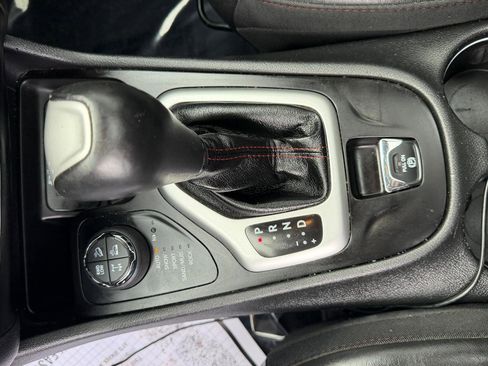 Used 2018 Jeep Cherokee Trailhawk w/ Quick Order Package 27L AWD/4WD image 16
