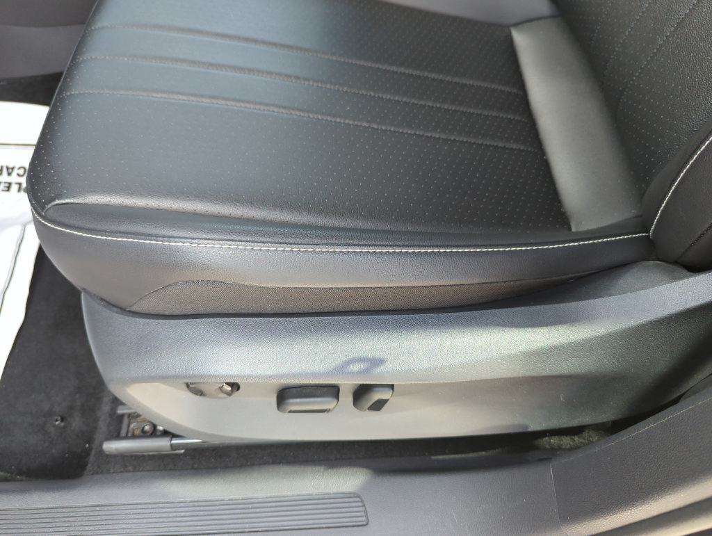 Used 2024 Volkswagen Tiguan SE FWD image 35