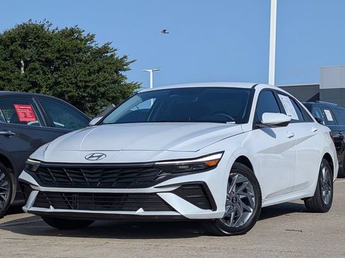 Used 2025 Hyundai Elantra Hybrid FWD image 2