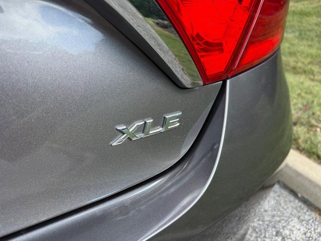 Used 2017 Toyota Camry XLE FWD image 4