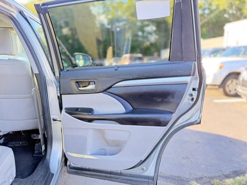 Used 2017 Toyota Highlander XLE w/ Carpet Mat Package AWD/4WD image 27