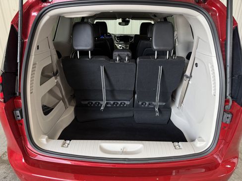 Used 2024 Chrysler Pacifica Touring-L FWD image 5