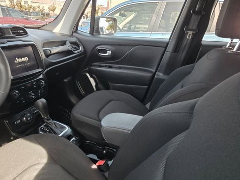 Used 2023 Jeep Renegade Latitude image 18