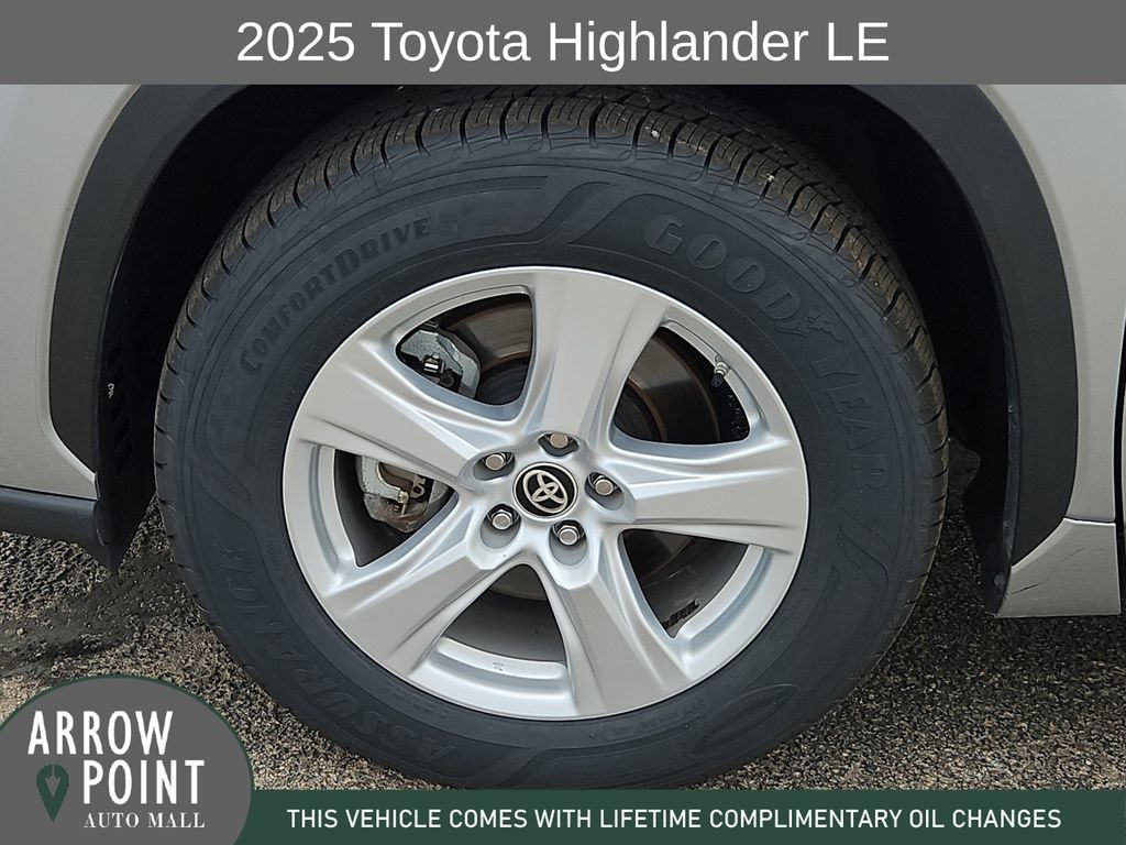Used 2025 Toyota Highlander LE FWD image 16