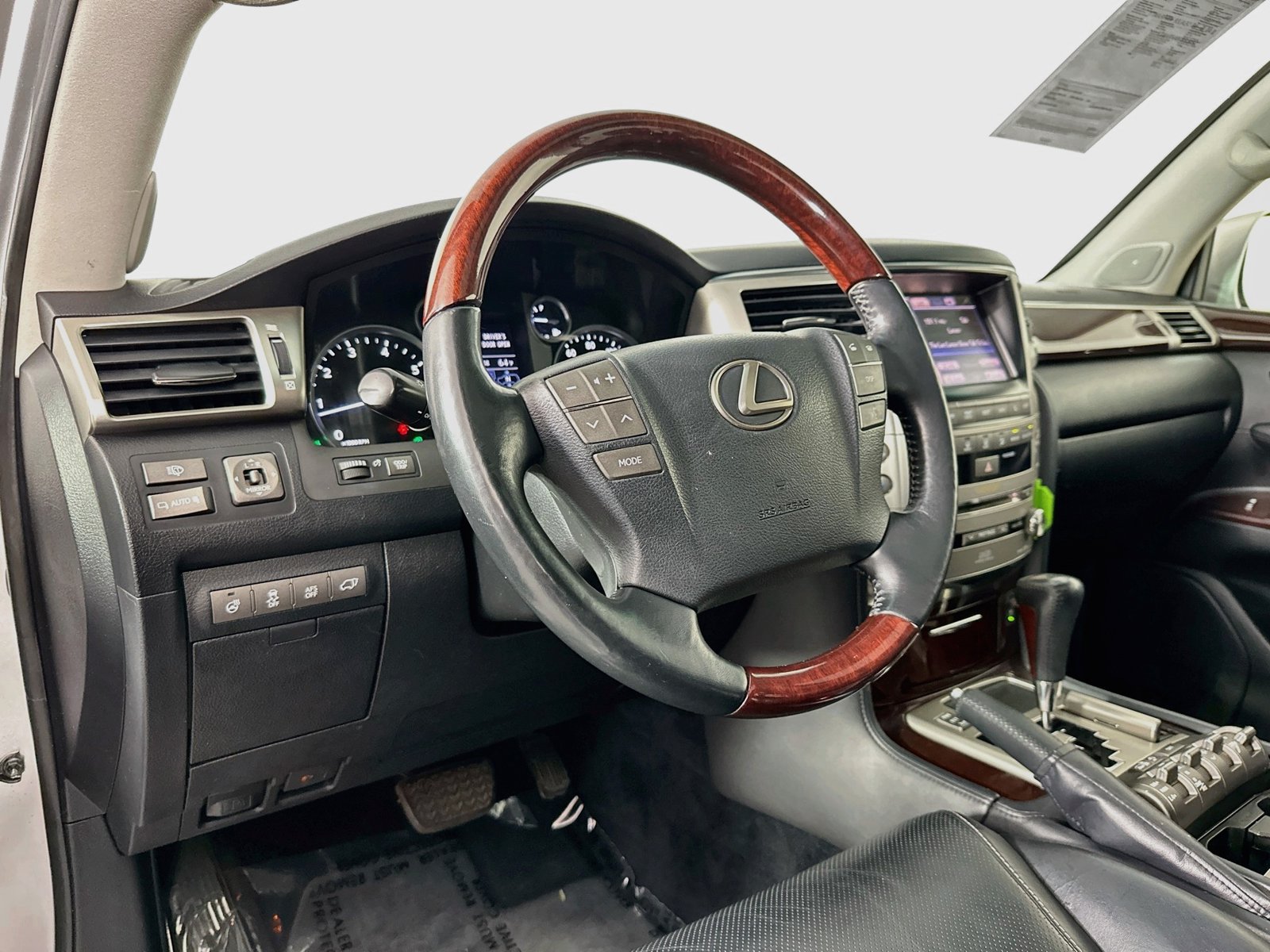 Used 2013 Lexus LX 570 4WD w/ Luxury Pkg image 9