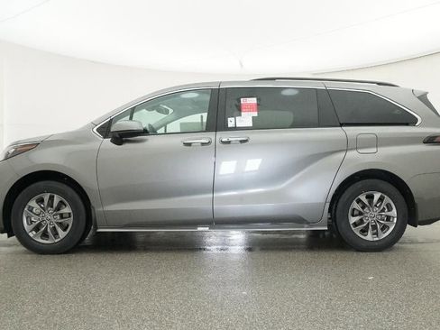 New 2026 Toyota Sienna XLE image 19