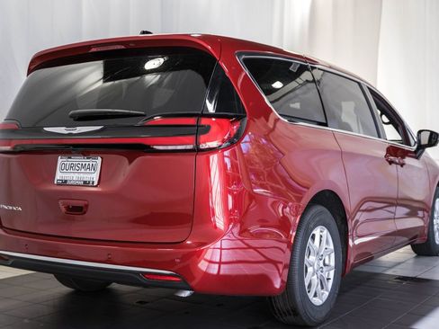 New 2026 Chrysler Pacifica Select image 4