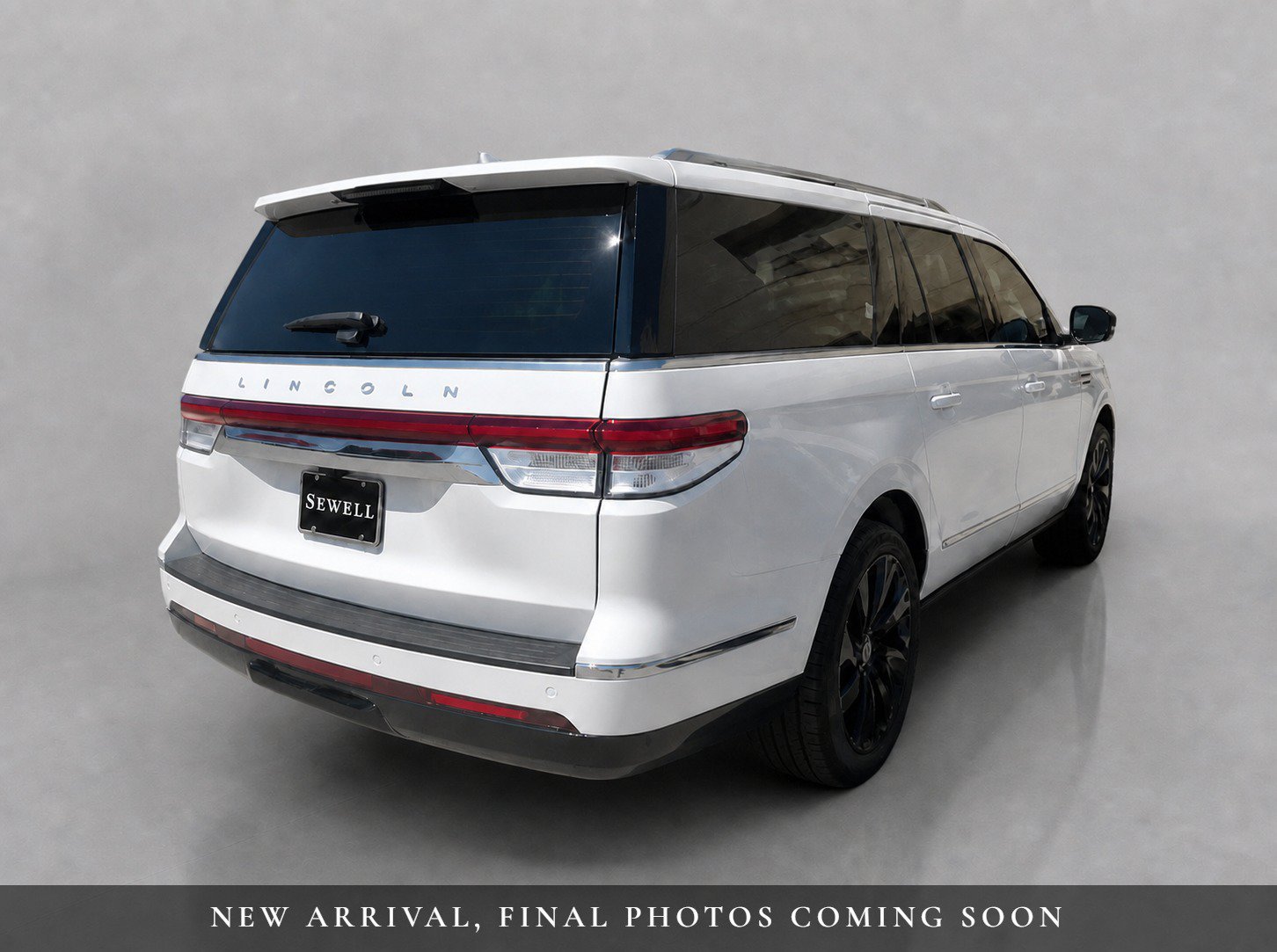 Used 2023 Lincoln Navigator L Reserve AWD/4WD image 3