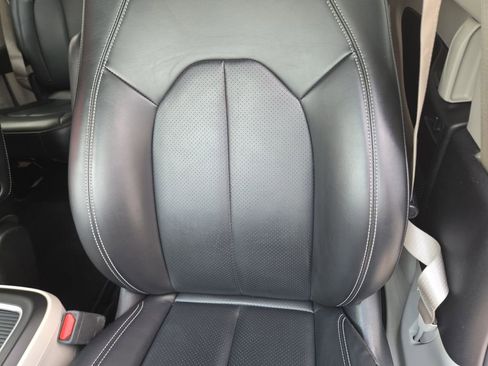 Used 2023 Chrysler Pacifica Touring-L FWD image 19