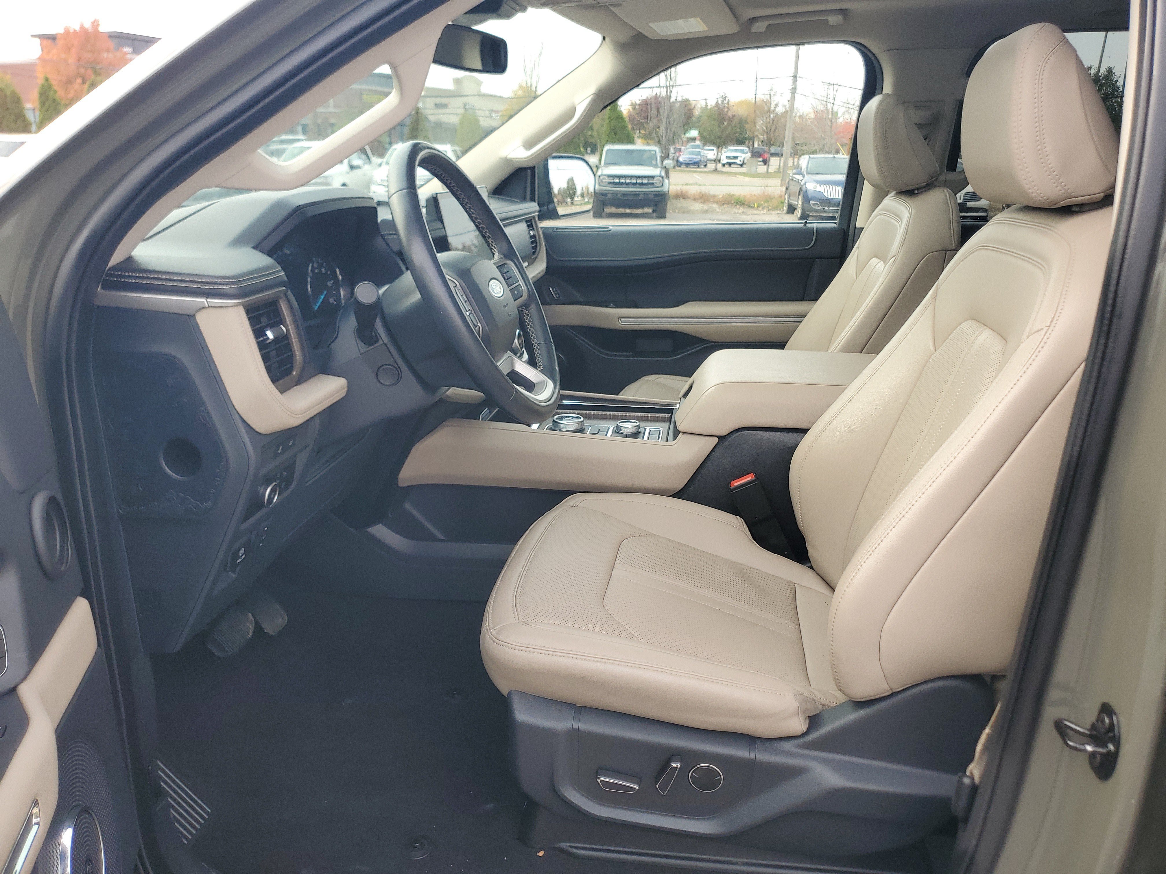 Used 2024 Ford Expedition Limited AWD/4WD image 12
