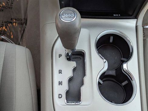 Used 2012 Jeep Grand Cherokee Laredo w/ Laredo E Group AWD/4WD image 12