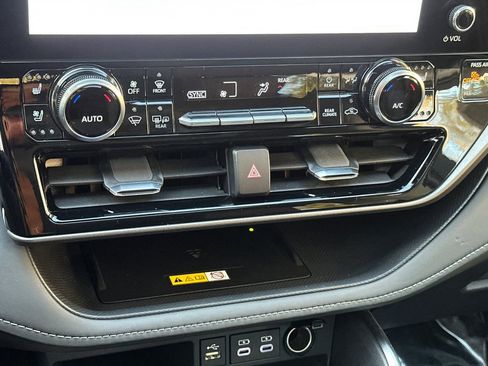 Used 2024 Toyota Highlander Limited image 19