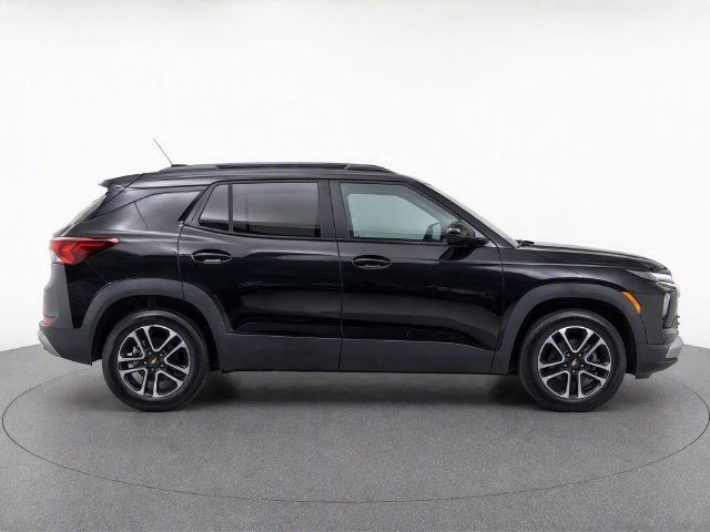 Used 2024 Chevrolet TrailBlazer LT AWD/4WD image 3