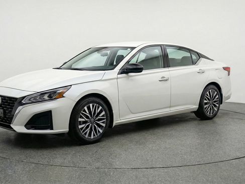 Used 2025 Nissan Altima 2.5 SV FWD image 3