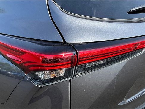 Used 2023 Toyota Highlander XLE image 22