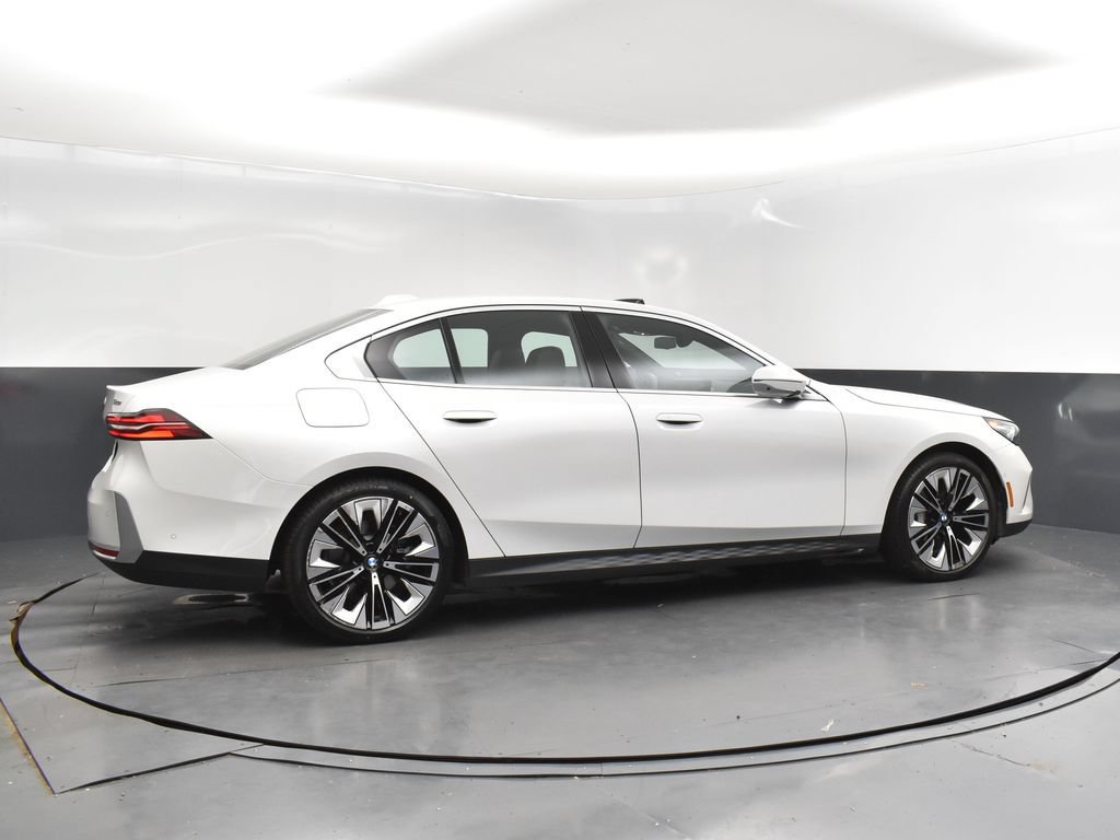 Used 2024 BMW 530i xDrive AWD/4WD image 8