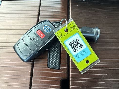 Used 2021 Toyota Sienna LE w/ LE Plus Package FWD image 38