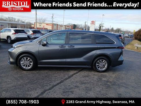 Used 2025 Toyota Sienna LE image 4