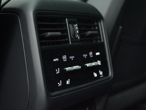 Certified 2025 Porsche Cayenne AWD/4WD image 30