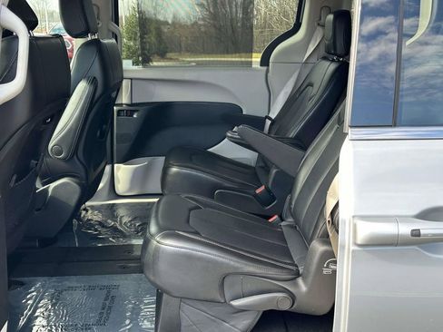 Used 2024 Chrysler Pacifica Touring-L image 11