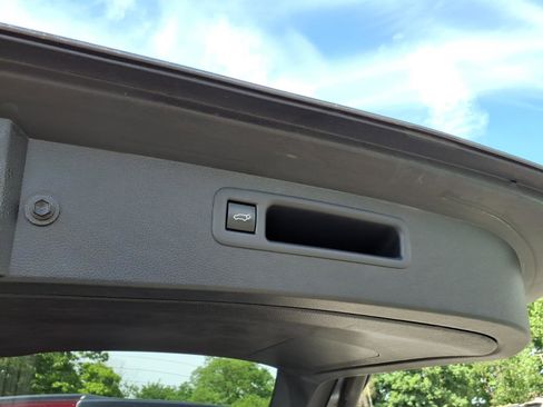 Used 2022 Toyota Highlander XLE AWD/4WD image 15