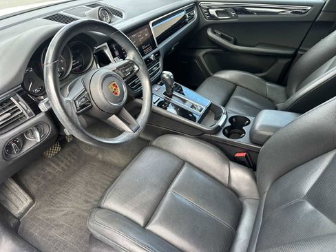 Certified 2022 Porsche Macan image 3