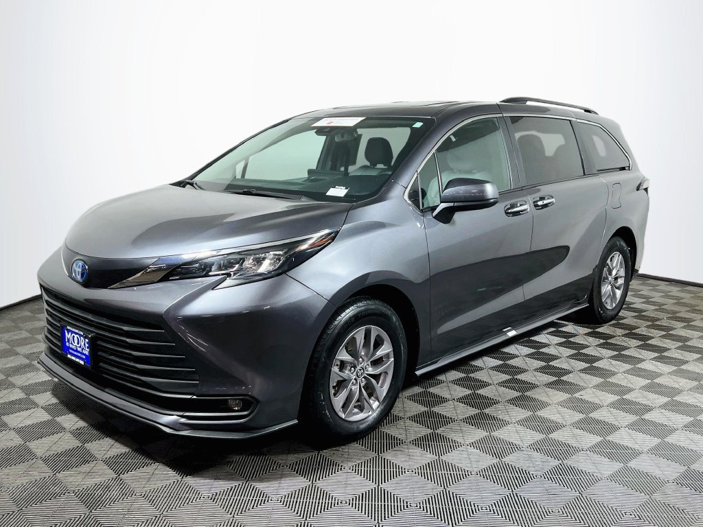 Certified 2025 Toyota Sienna XLE FWD image 3