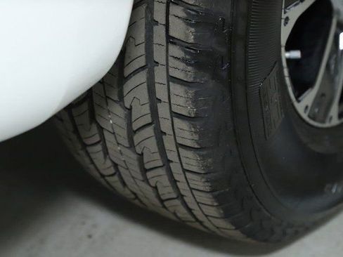 Used 2024 Nissan Titan SV w/ SV Convenience Package image 36