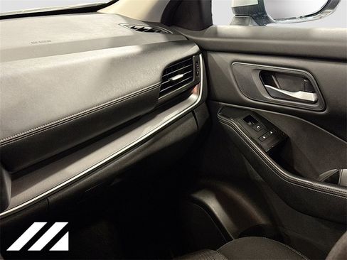 Used 2024 Nissan Rogue SV image 23