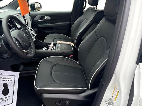 New 2026 Chrysler Pacifica Limited image 9