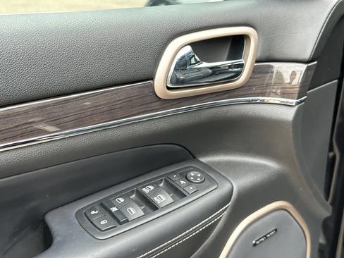 Used 2016 Jeep Grand Cherokee Overland w/ Advanced Technology Group AWD/4WD image 12
