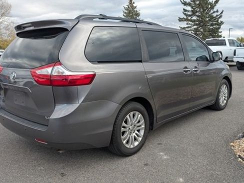 Used 2017 Toyota Sienna XLE image 2