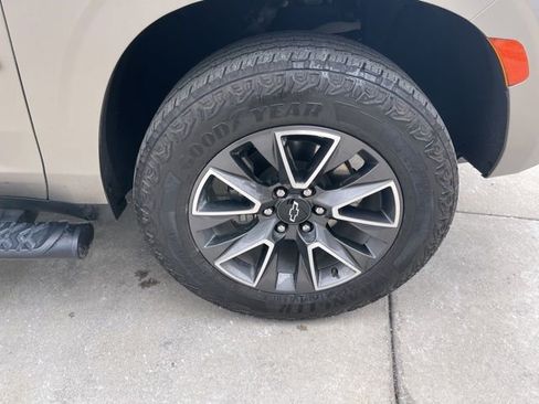 Used 2024 Chevrolet Suburban Z71 w/ Luxury Package image 27