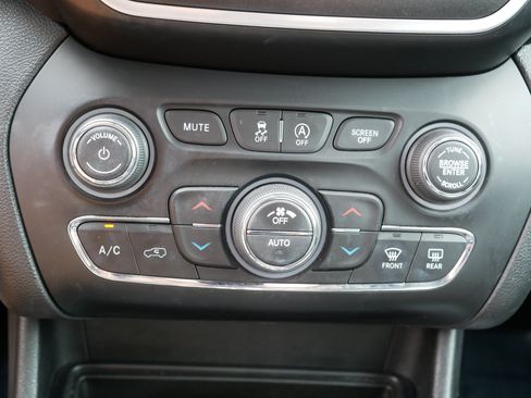 Used 2019 Jeep Cherokee Trailhawk w/ Cold Weather Group AWD/4WD image 29
