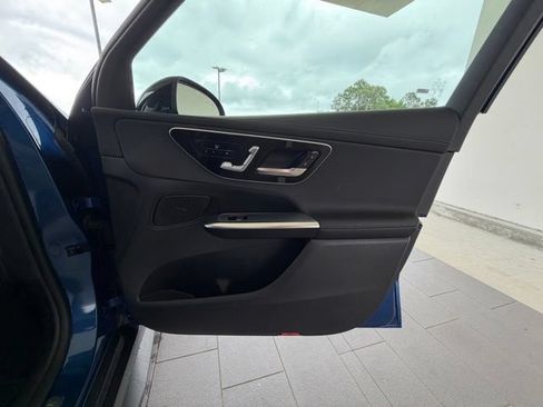 Used 2025 Mercedes-Benz GLC 300 4MATIC image 34