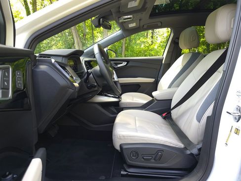 Used 2023 Audi Q4 e-tron Premium w/ Convenience Package image 10