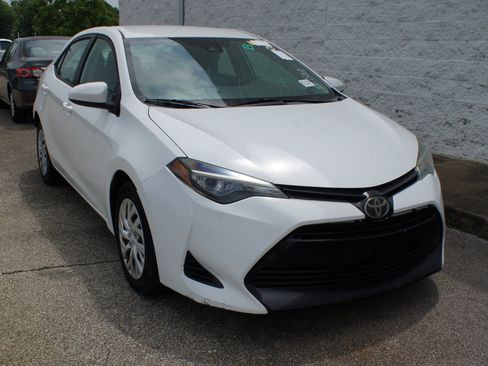Used 2017 Toyota Corolla LE FWD image 2