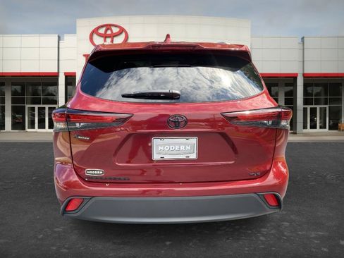 Used 2025 Toyota Highlander XLE FWD image 6