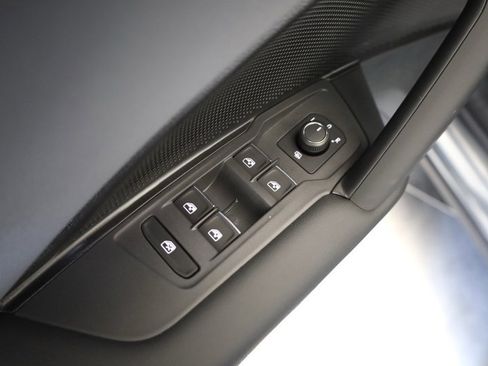 New 2025 Volkswagen Tiguan SE image 10