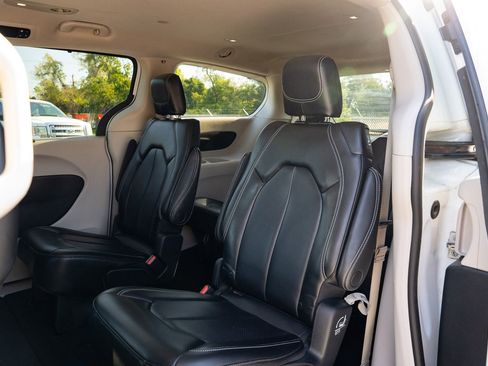 Used 2023 Chrysler Pacifica Touring-L FWD image 19
