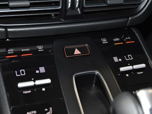 Certified 2025 Porsche Macan image 15