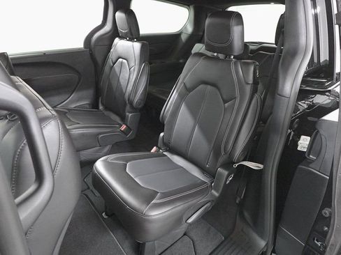 New 2026 Chrysler Pacifica Select image 24